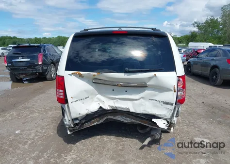 2009 Chrysler Town & Country Touring из США, поврежденный, VIN 2A8HR54129R635760